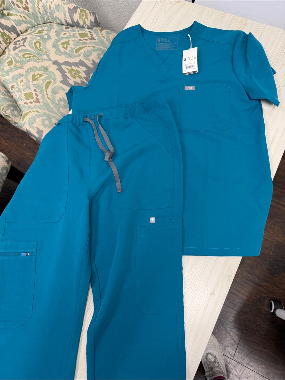 Figs Womens/Men’s Teal V-Neck Scrub Top & Drawstring Jogger Pants